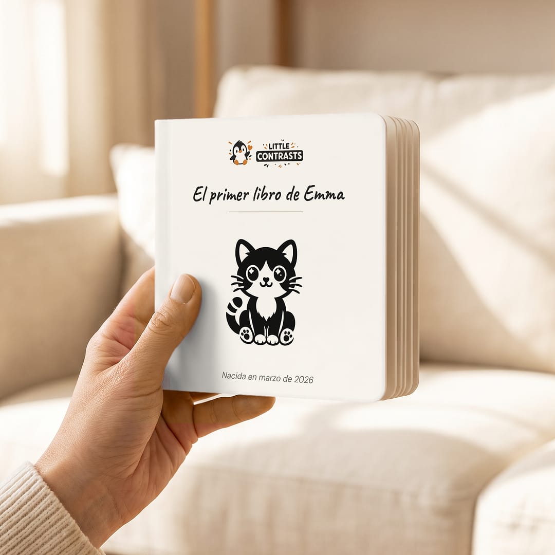 Imagen ilustrativa: una mano sostiene el libro cerrado, para mostrar su tamaño